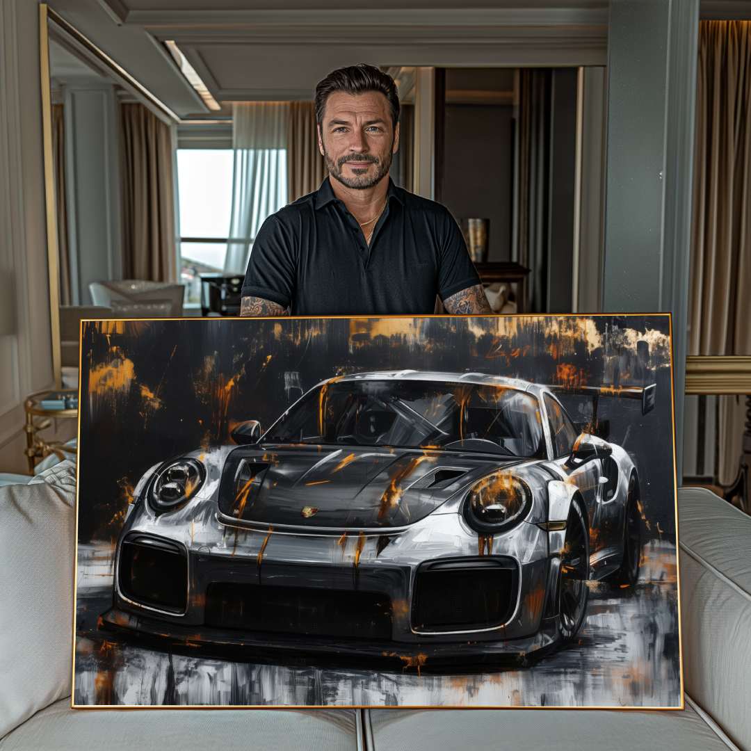 ragazzo mostra quadro porsche 911 gt3 rs oro nero argento