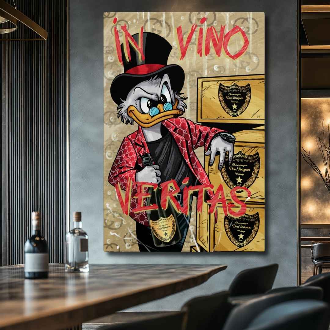 stampa su tela pop art di zio paperone in abito Gucci appoggiato a 3 casse di Dom Pérignon con scritta 'IN VINO VERITAS appesa bar ristorante