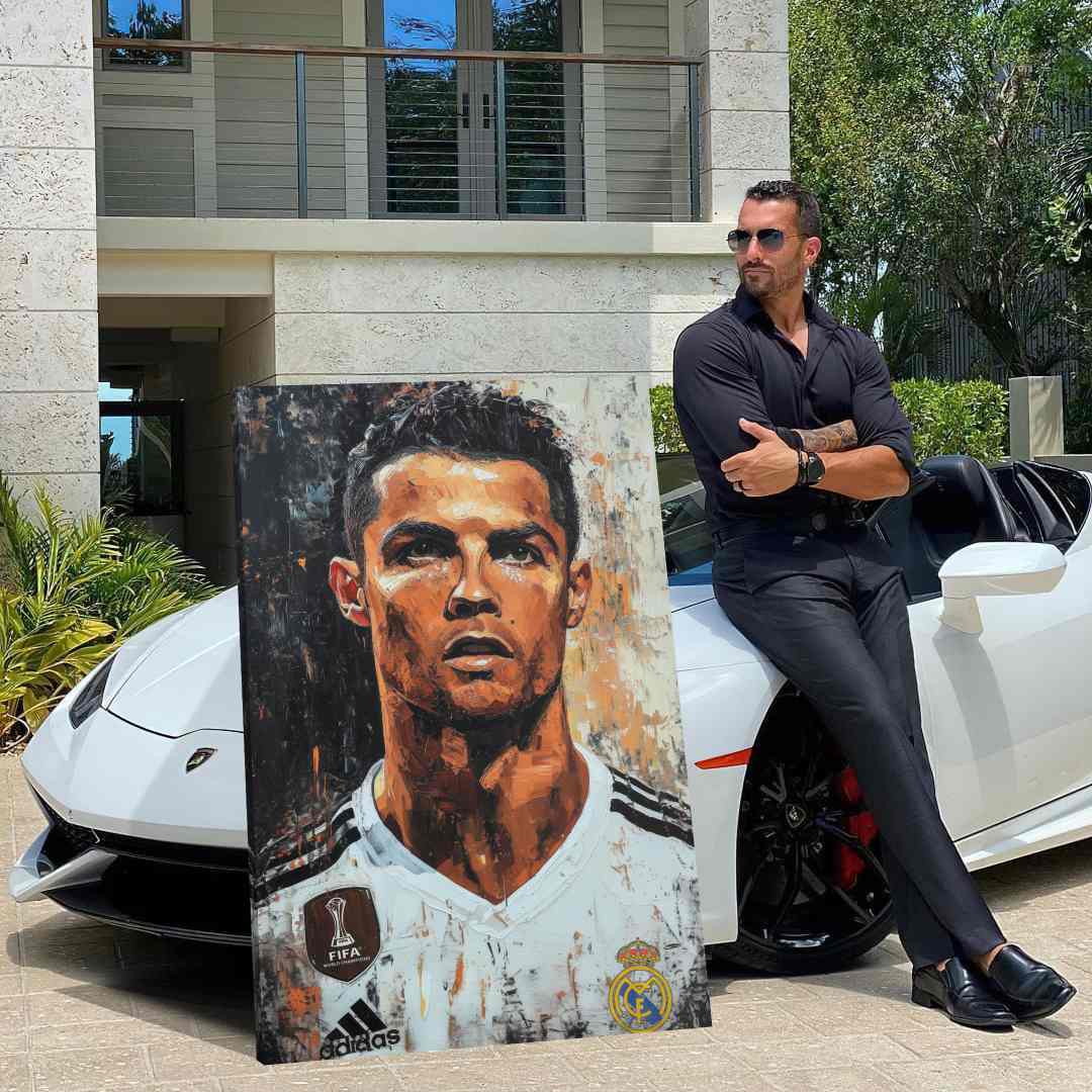 uomo con di fianco con Stampa su tela moderna con cornice  oro di Cristiano ronaldo CR7 real madrid calciatore