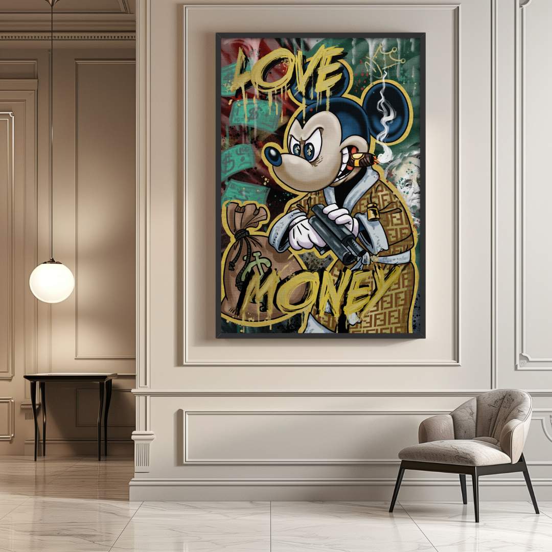 Tela pop art di Topolino in abito Fendi con una pistola e un sigaro, con la scritta 'Love Money', in un elegante villa