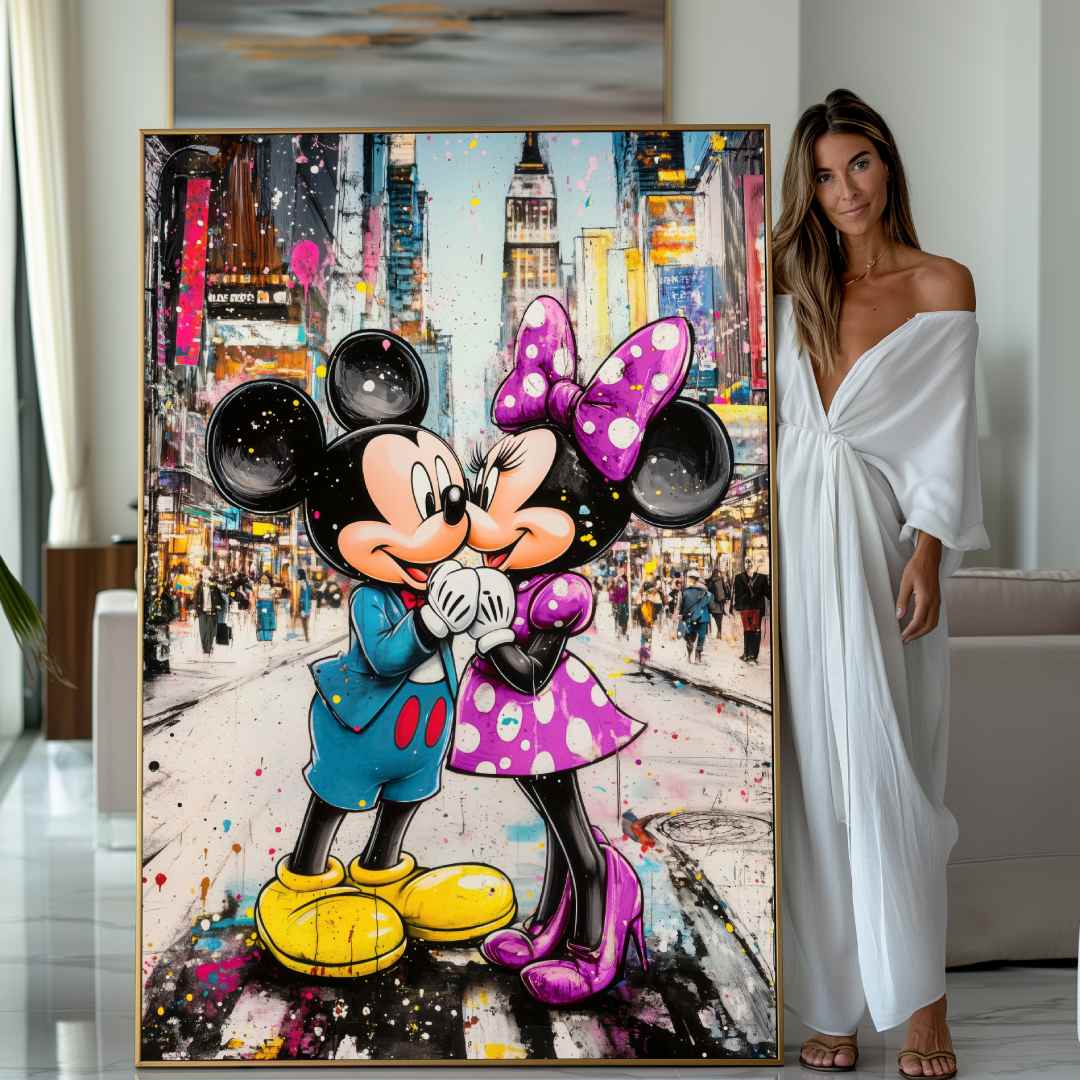 donna mostra quadro topolino minnie bacio a new york colorato