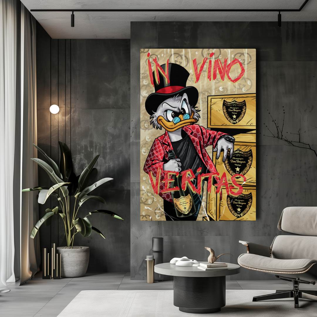 Tela pop art di zio Paperone in abito Gucci, su casse di Dom Pérignon con scritta 'IN VINO VERITAS', in soggiorno elegante.