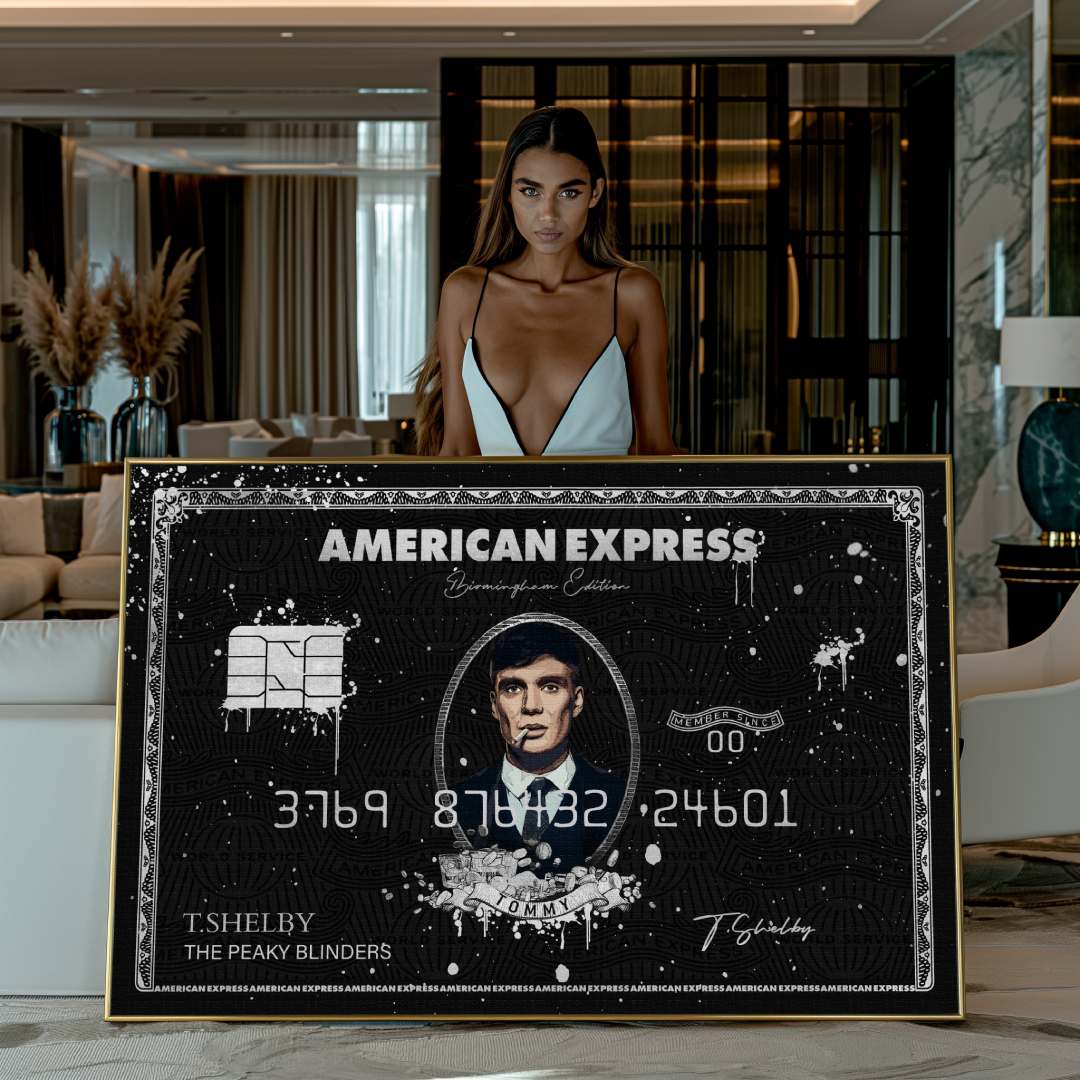 Modella che mostra tela pop art di una carta Amex Centurion con Cillian Murphy come Tommy Shelby di Peaky Blinders