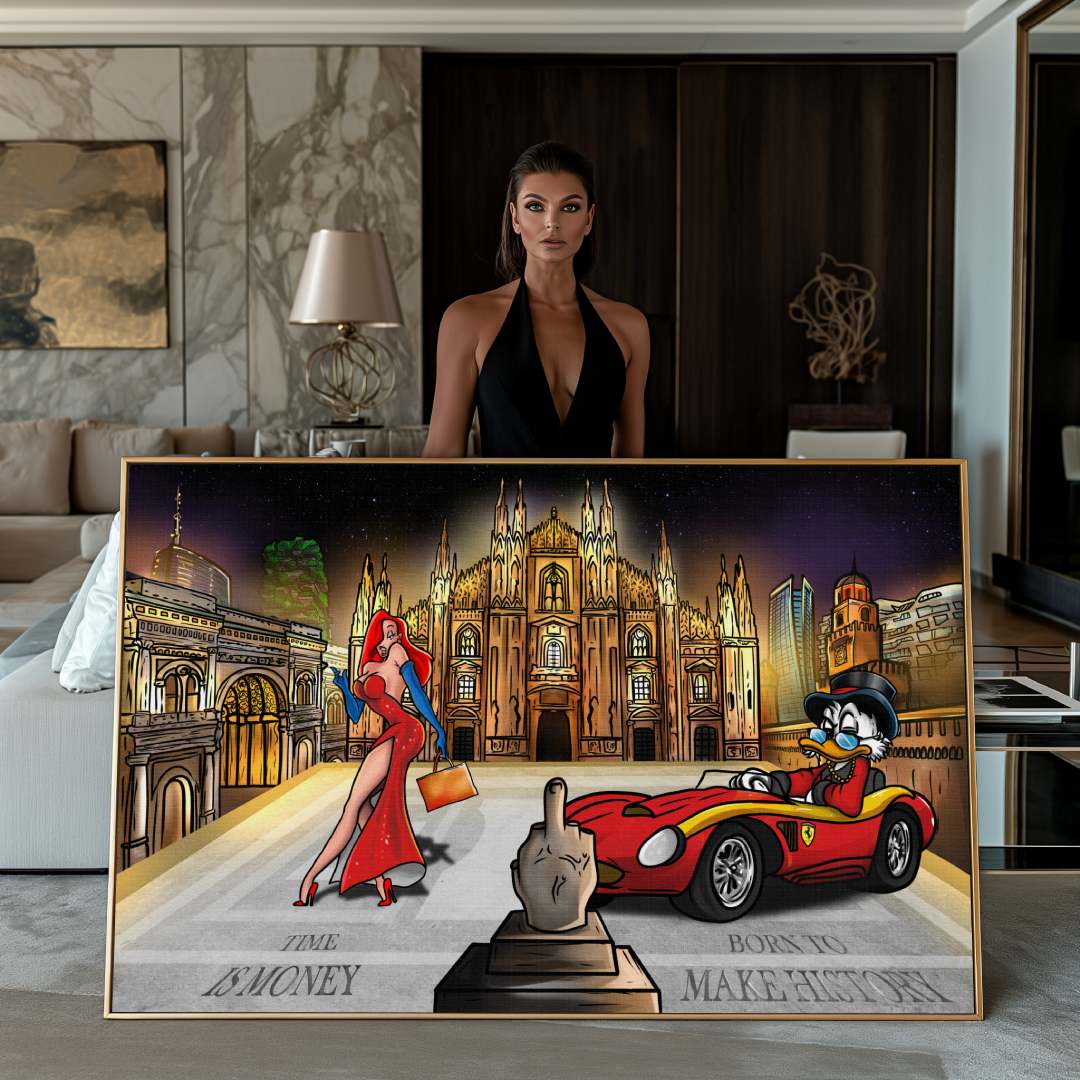 Modella mostra stampa su tela pop art di piazza duomo a Milano con zio paperone e jessica rabbit, motivi lussuosi