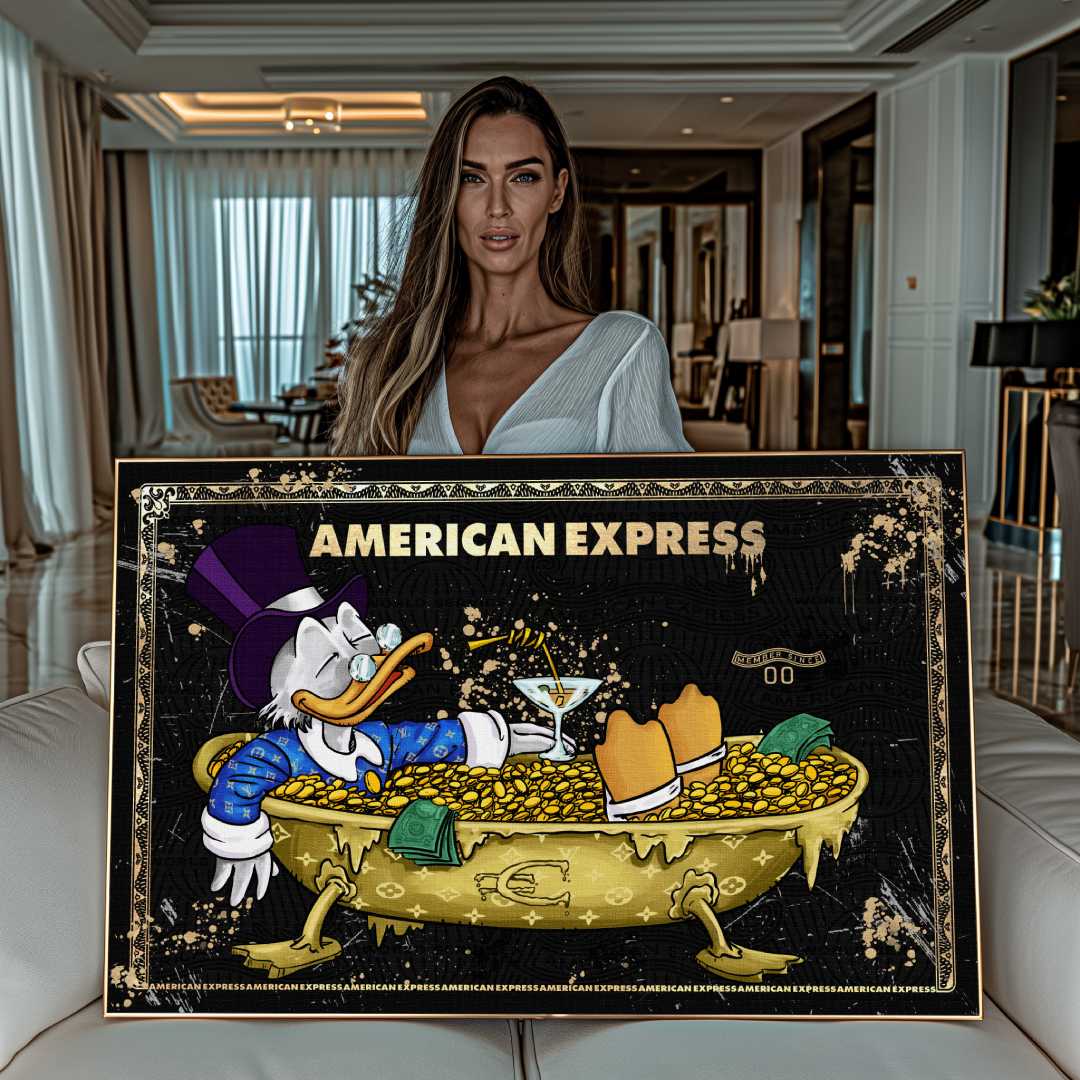 Donna che espone stampa su tela pop art di American Express con Zio Paperone in abito LV dentro una jacuzzi d'oro