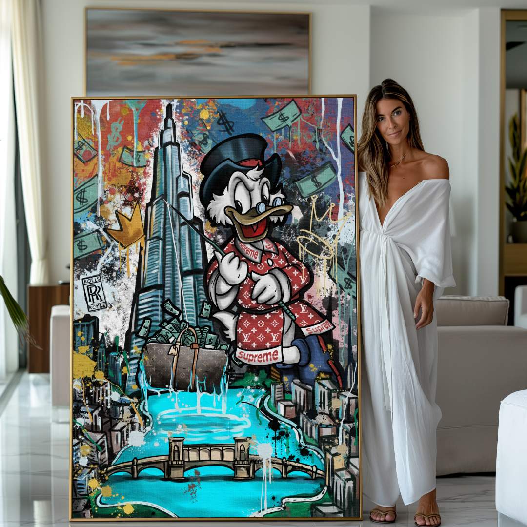 Donna che mostra stampa su tela pop art di Dubai e Burj Khalifa con zio paperone in abito Louis Vuitton, motivi lussuosi