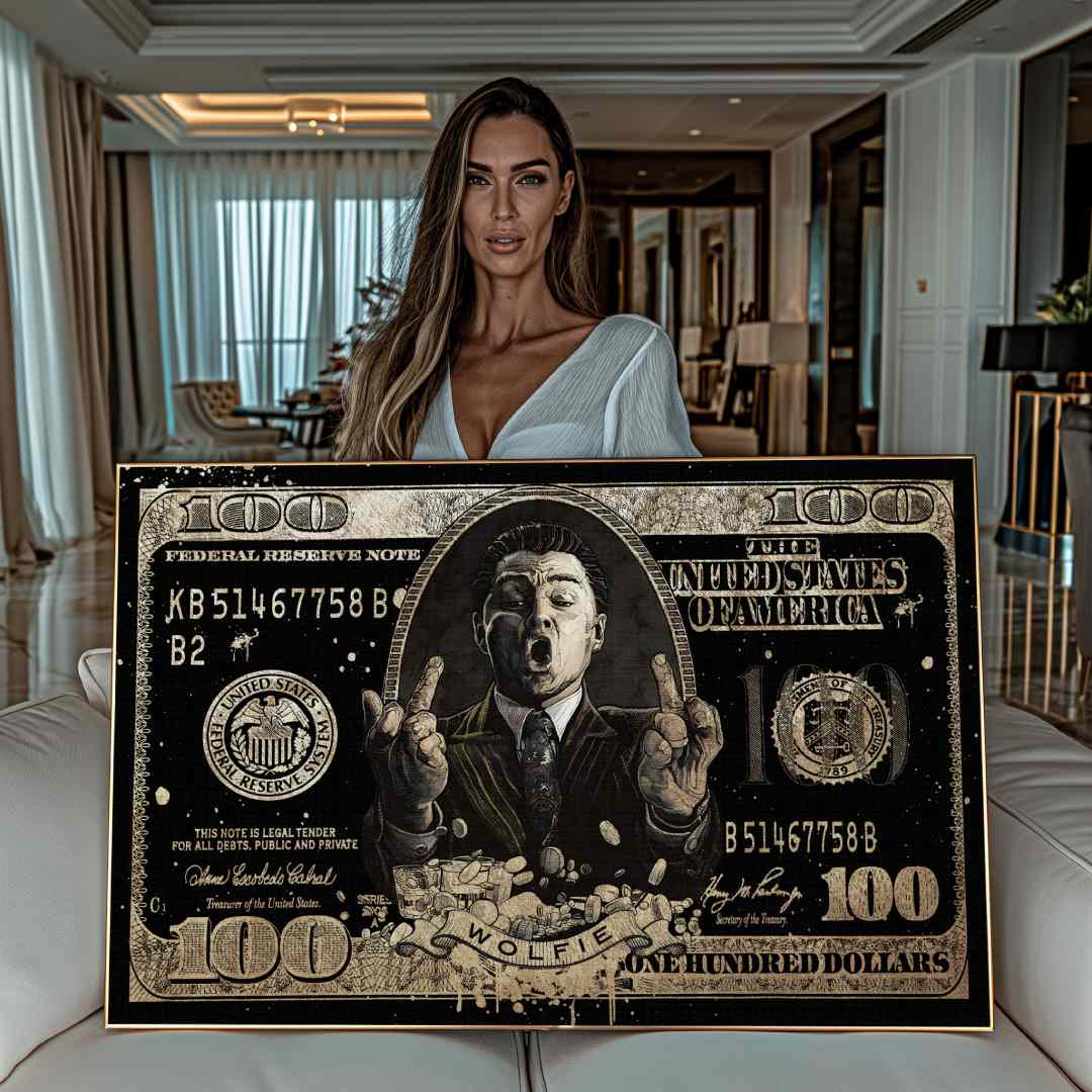 Tela pop art di banconota da 100$ con DiCaprio come Jordan Belfort in wolf of wall street, mostrata da una modella