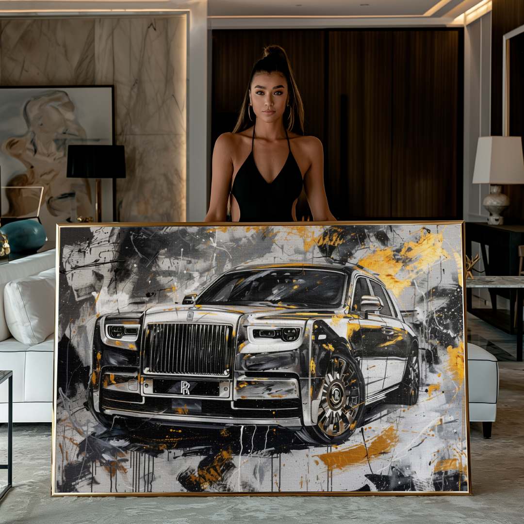 modella che espone una stampa su tela moderna di una Rolls Royce Phantom in stile astratto e contemporaneo