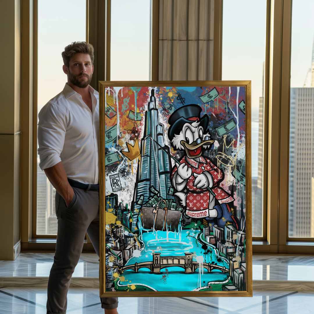 Modello accanto a stampa su tela pop art di Dubai e Burj Khalifa con zio paperone in abito Louis Vuitton, motivi lussuosi