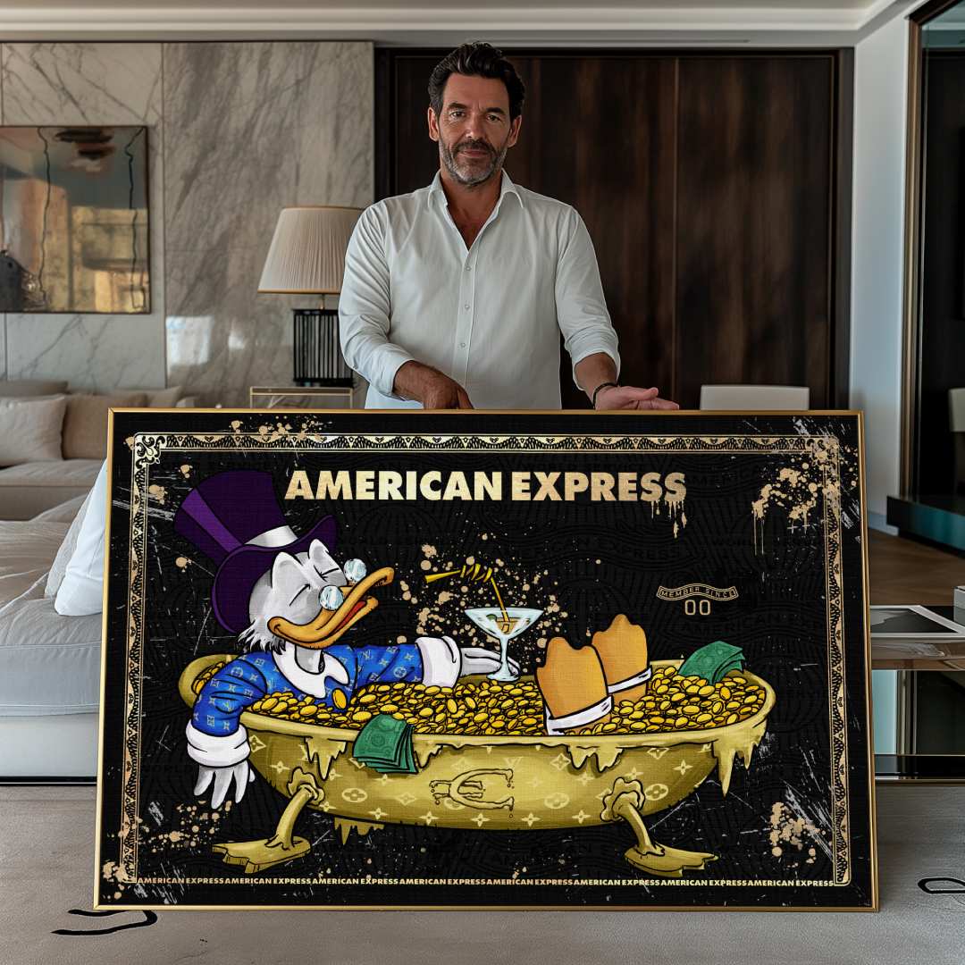 Modello che mostra stampa su tela pop art di American Express con Zio Paperone in abito LV dentro una jacuzzi d'oro