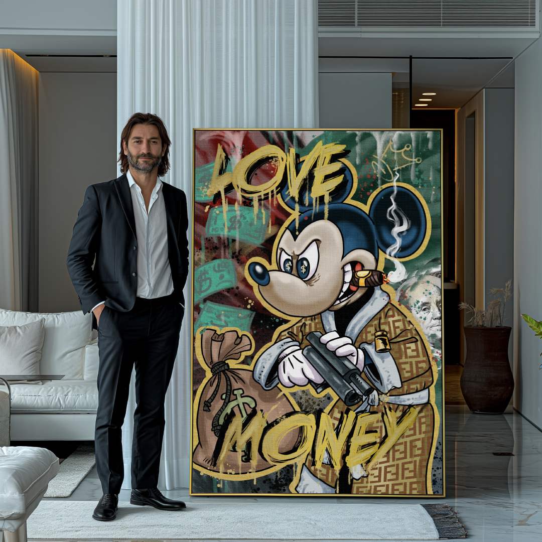 Uomo che mostra stampa su tela pop art di Topolino in abito Fendi con una pistola e un sigaro, con la scritta 'Love Money'