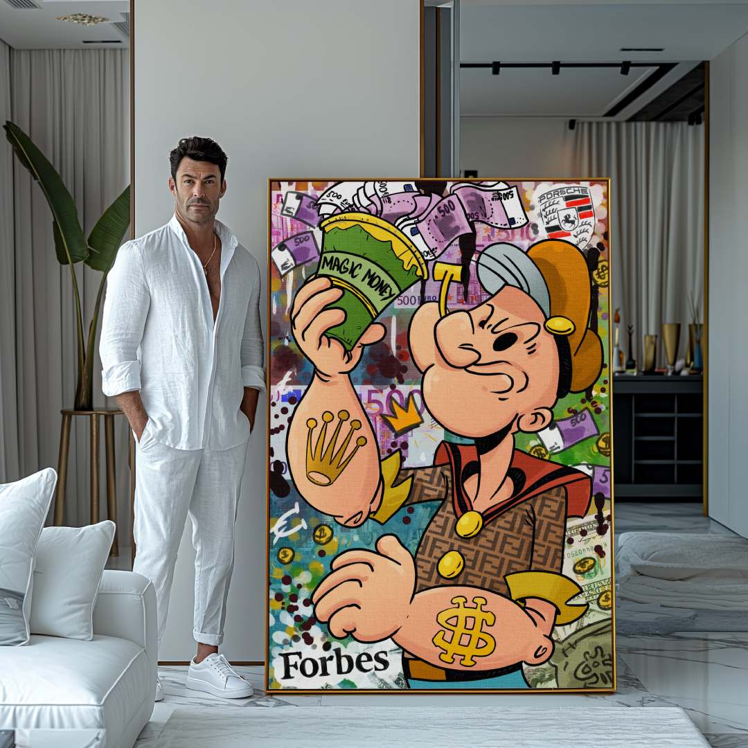 Modello accanto a stampa su tela pop art di braccio di ferro in abito Fendi, motivi lussuosi e banconote da 500€ sparse