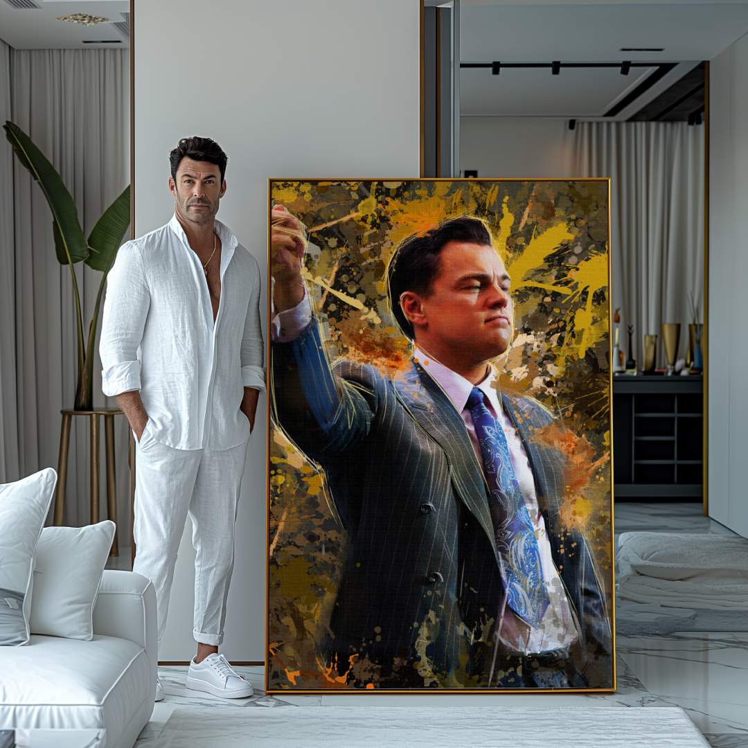 uomo accanto a stampa su tela pop art di un ritratto Di Caprio in Jordan Belfort di The Wolf of Wall Street