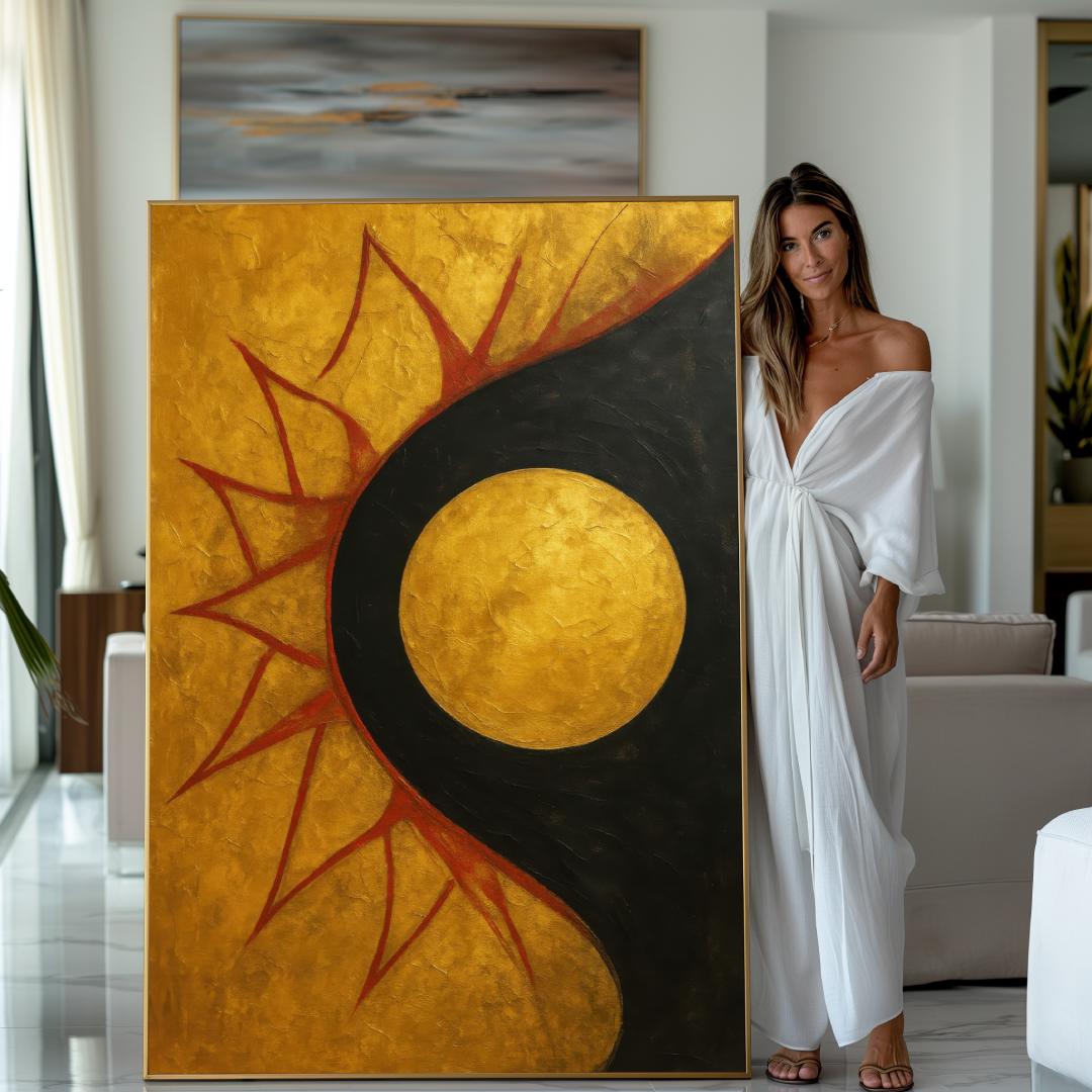 donna mostra quadro moderno astratto raggi di sole che sorge con sfondo oro in  salotto