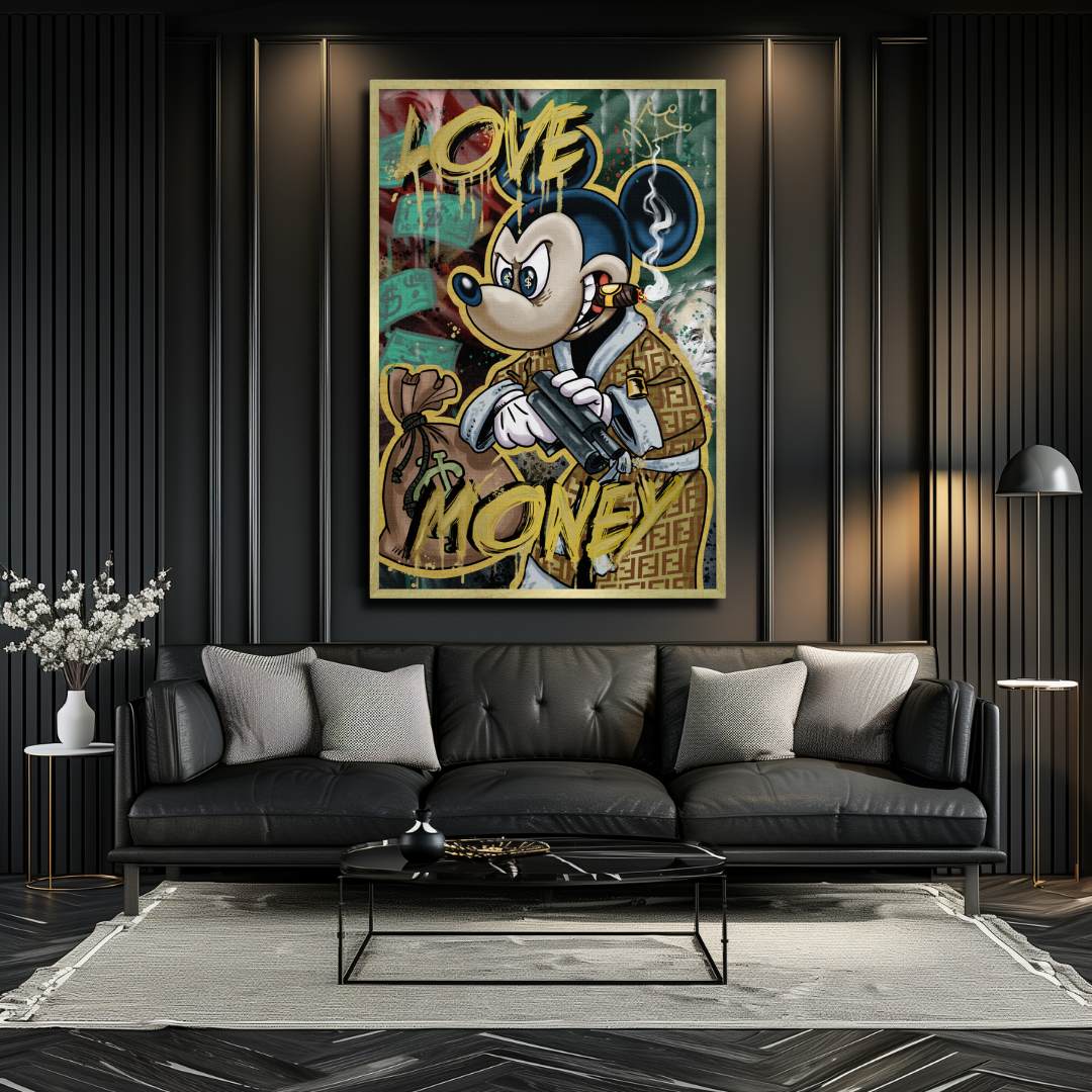 Tela pop art di Topolino in abito Fendi con una pistola e un sigaro, con la scritta 'Love Money', esibita in un raffinato salotto