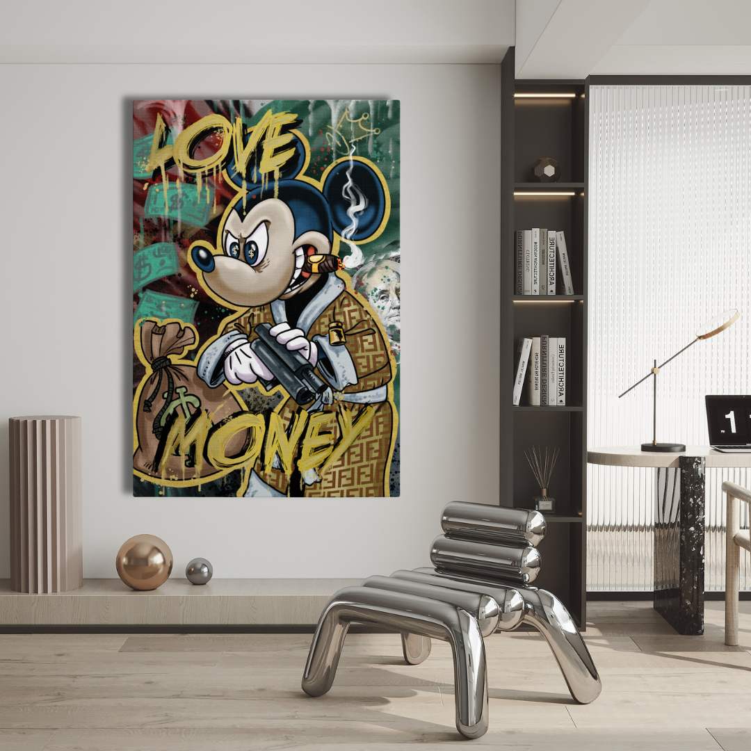 Tela pop art di Topolino in abito Fendi con una pistola e un sigaro, con la scritta 'Love Money', in un lussuoso attico