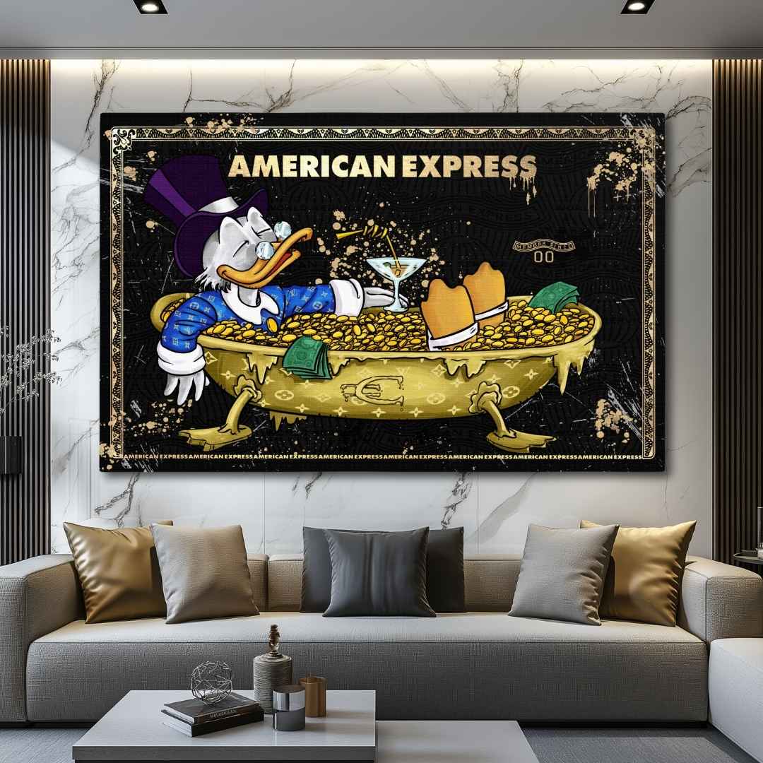 Tela pop art di American Express con Zio Paperone in abito LV dentro una jacuzzi d'oro, appesa in un soggiorno