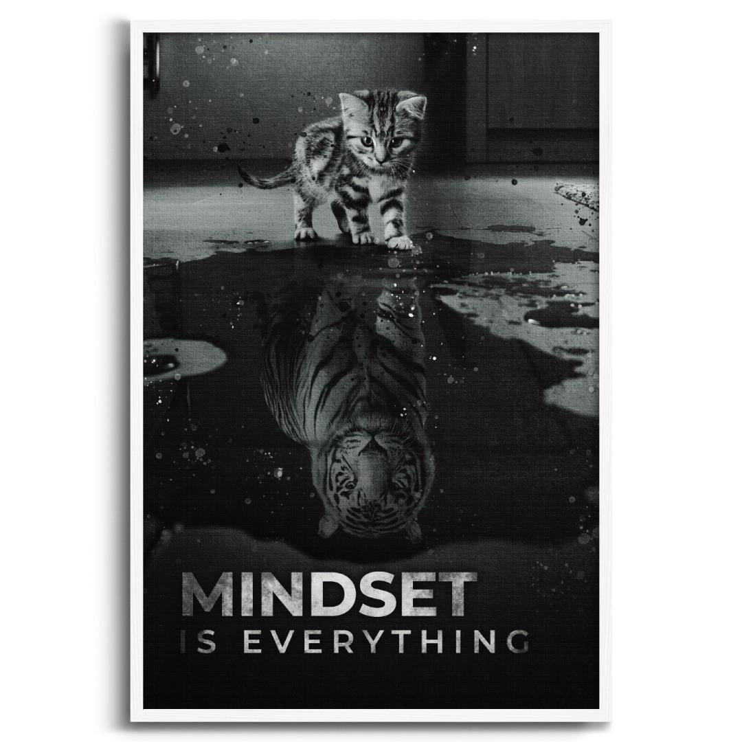 Tela moderna di un gatto che si specchia in una tigre, con la scritta 'mindset is everything', cornice e sfondo bianchi