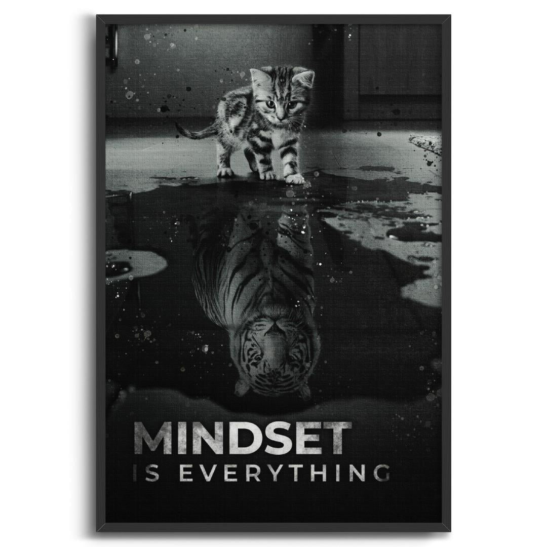 Tela moderna di un gatto che si specchia in una tigre, con la scritta 'mindset is everything', cornice nera e sfondo bianco