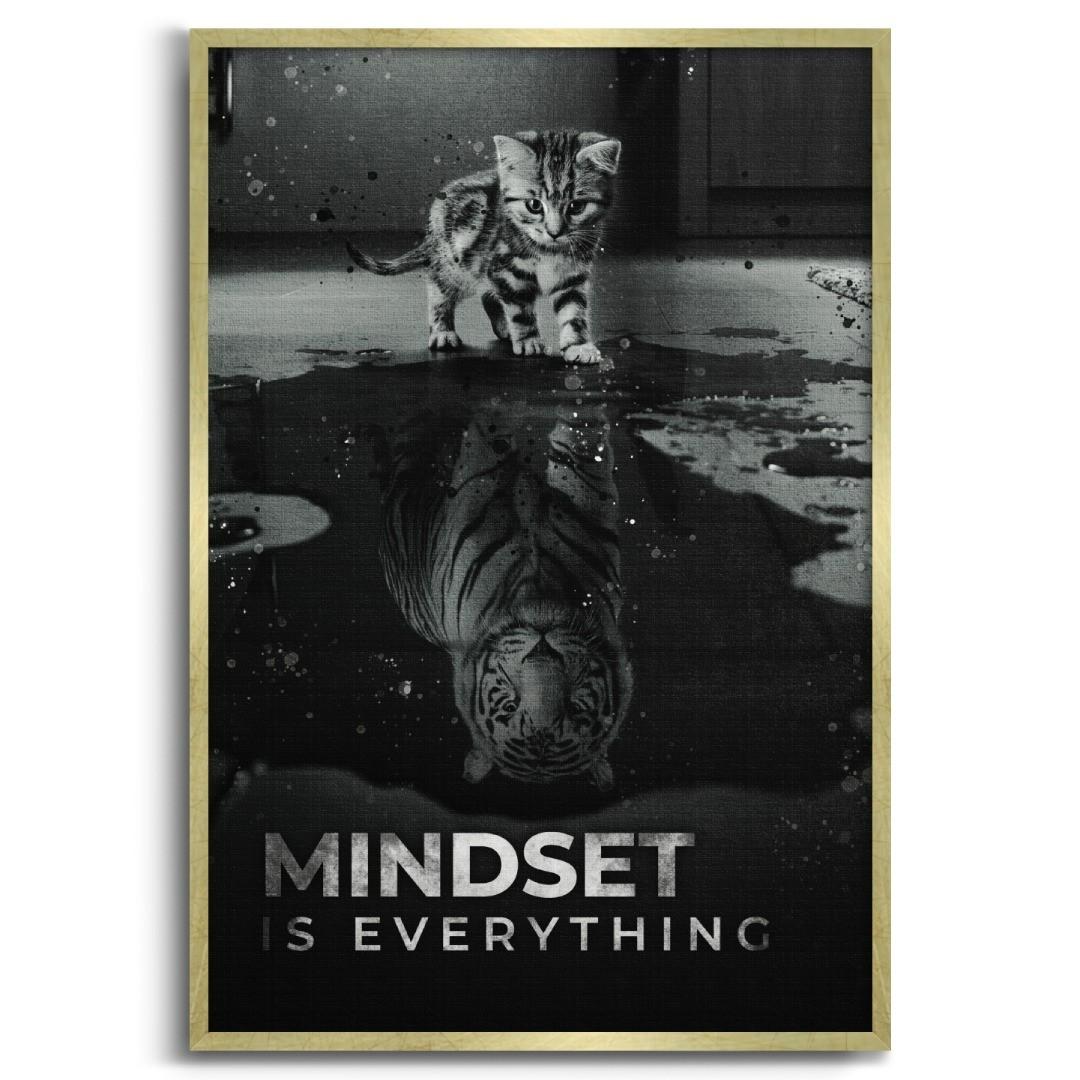 Tela moderna di un gatto che si specchia in una tigre, con la scritta 'mindset is everything', cornice oro e sfondo bianco