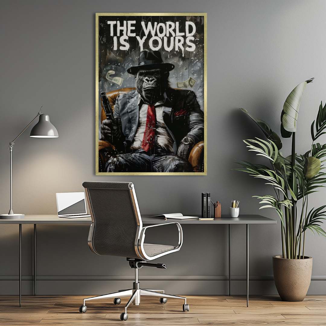 Stampa su tela moderna di un gorilla gangster con una pistola, con scritta 'the world is yours', appesa in ufficio