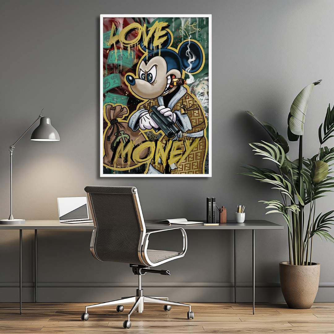 Tela pop art di Topolino in abito Fendi con una pistola e un sigaro, con la scritta 'Love Money', esposta in uno studio moderno