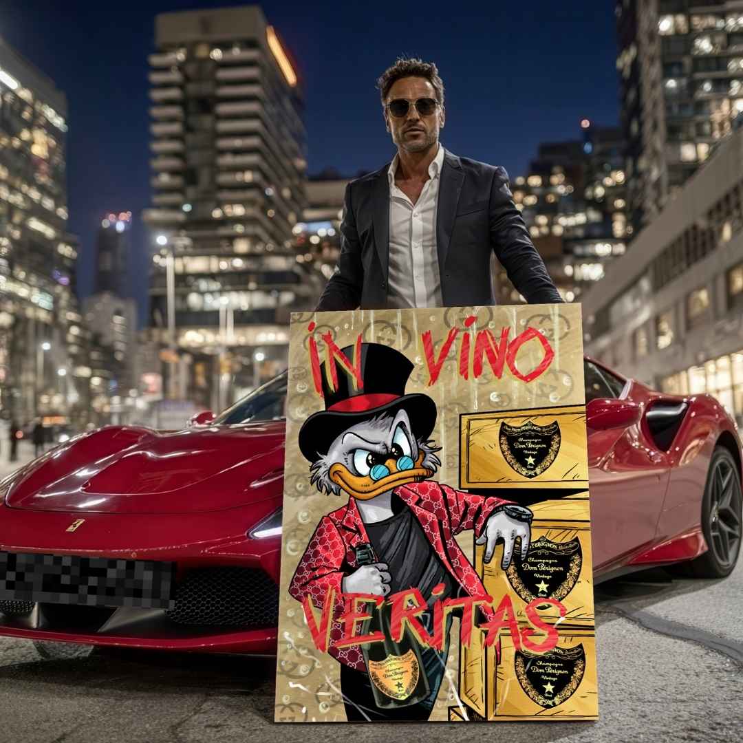 uomo in ferrari mostra tela pop art di zio paperone in abito Gucci scritta 'IN VINO VERITAS' dom perignon