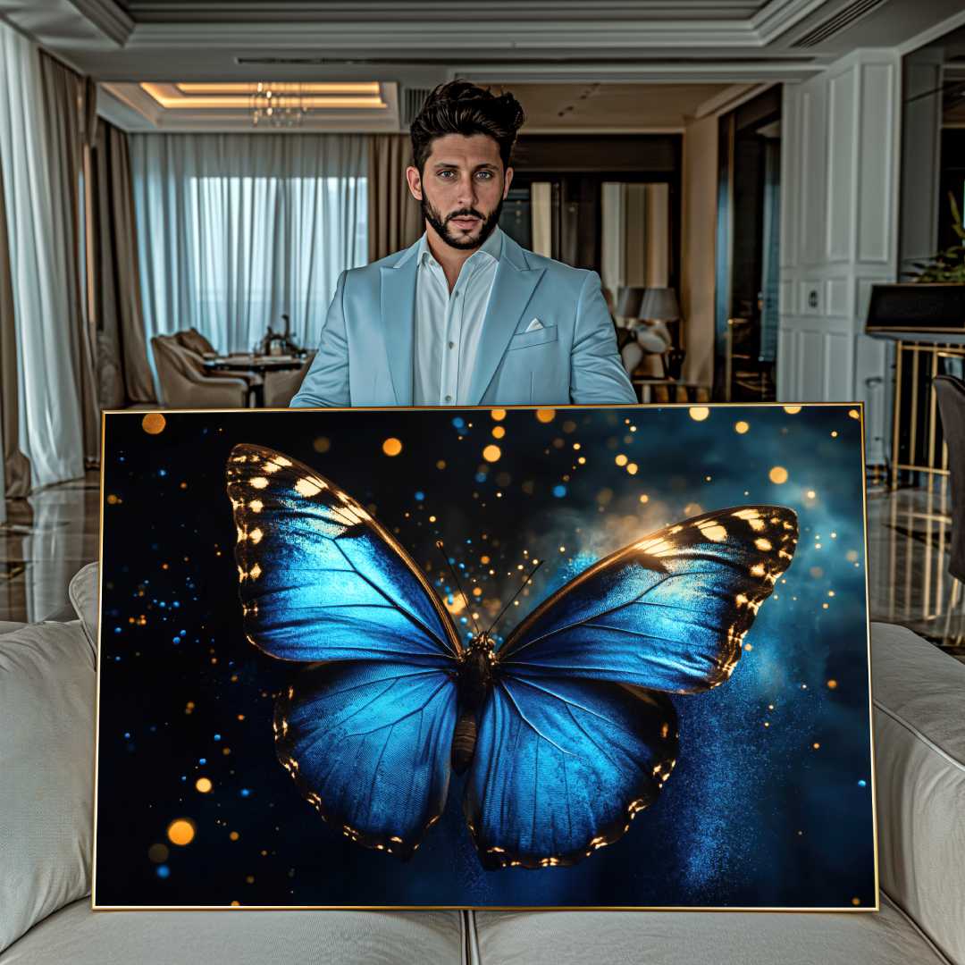 quadro moderno farfalla blu oro mostrato da uomo